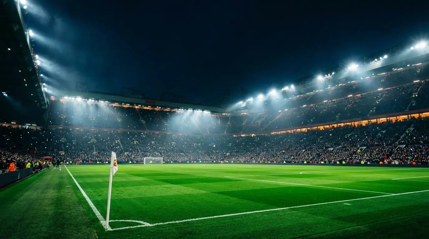 Stade de football illuminé la nuit sous les projecteurs avec la pelouse verte brillante et les gradins plongés dans une atmosphère nocturne bleutée