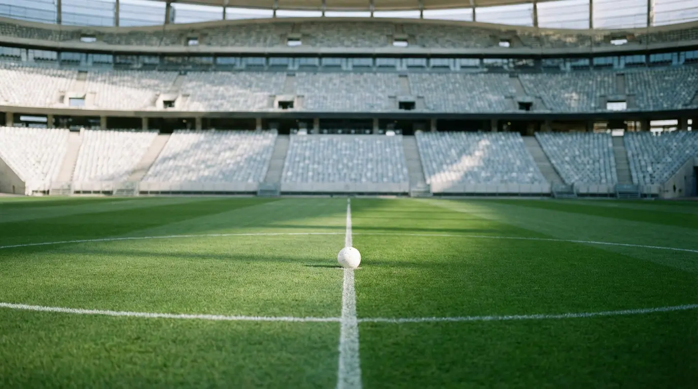 Ballon de football sur la ligne centrale d'un terrain dans un grand stade