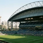 Vue du Lumen Field de Seattle avec son toit caractéristique et la pelouse de football