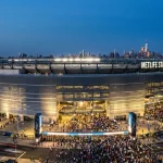 Vue extérieure du MetLife Stadium d'East Rutherford illuminé pour une finale de football